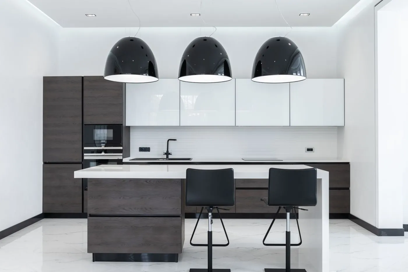A handleless kitchen island in a bright room